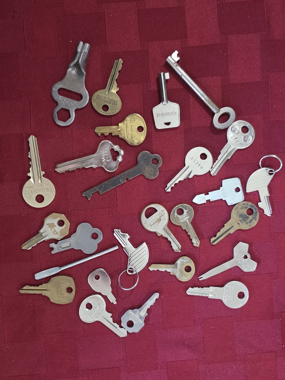 Lot Of Older Keys, Some Vintage, Safes, Cash Box, Trunks, Fuel, Skeleton, Skate